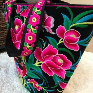 Shoulder bag with zipper closure.